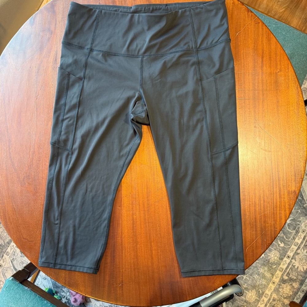 ATHLETA Ultimate Stash Capri XL